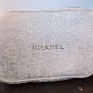 CHANEL Beauté Cream And Gold Pouch